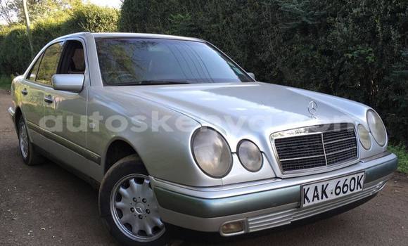Oofamaa Mercedes‒Benz E–Class Silver Makiinaa iti Nairobi keessatti Nairobi keessatti