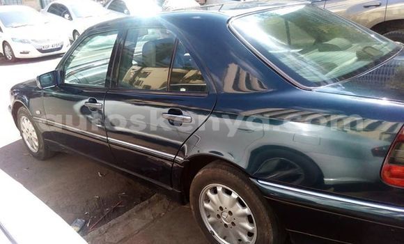 Oofamaa Mercedes‒Benz C–Class Blue Makiinaa iti Nairobi keessatti Nairobi keessatti