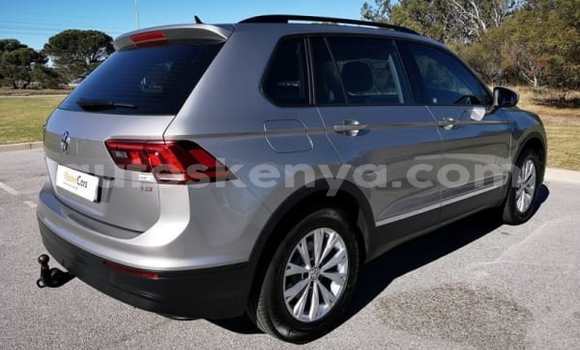 Oofamaa Volkswagen Touareg Silver Makiinaa iti Habaswein keessatti Northeast Kenya keessatti
