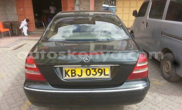 Oofamaa Mercedes‒Benz E–Class Green Makiinaa iti Nairobi keessatti Nairobi keessatti