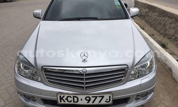 Oofamaa Mercedes‒Benz C–Class Silver Makiinaa iti Nairobi keessatti Nairobi keessatti