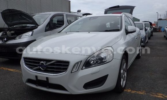Oofamaa Volvo V70 White Makiinaa iti Nairobi keessatti Nairobi keessatti