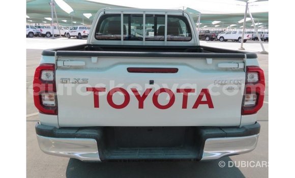 Imported Toyota Hilux White Makiinaa iti Import - Dubai keessatti Central Kenya keessatti Imported Toyota Hilux White Makiinaa iti Import - Dubai keessatti Central Kenya keessatti
