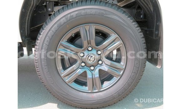 Imported Toyota Hilux White Makiinaa iti Import - Dubai keessatti Central Kenya keessatti Imported Toyota Hilux White Makiinaa iti Import - Dubai keessatti Central Kenya keessatti