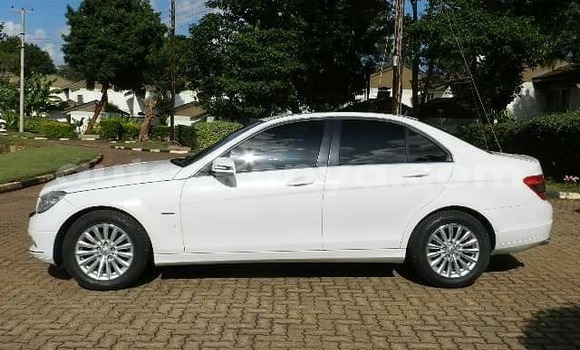 Oofamaa Mercedes‒Benz C–Class White Makiinaa iti Nairobi keessatti Nairobi keessatti