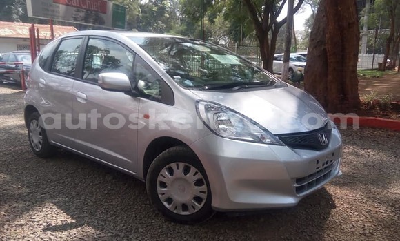 Oofamaa Honda Fit Silver Makiinaa iti Nairobi keessatti Nairobi keessatti