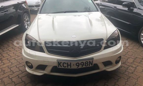 Oofamaa Mercedes‒Benz C–Class White Makiinaa iti Nairobi keessatti Nairobi keessatti