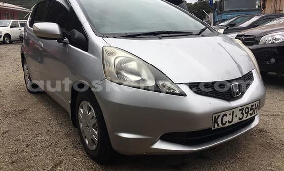 Oofamaa Honda Fit Silver Makiinaa iti Nairobi keessatti Nairobi keessatti