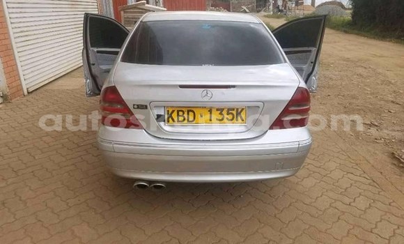 Oofamaa Mercedes‒Benz C–Class Silver Makiinaa iti Nairobi keessatti Nairobi keessatti