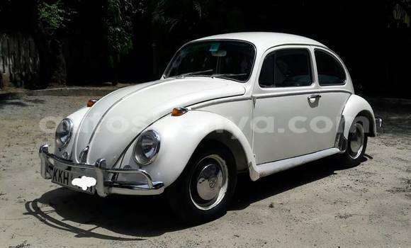 Oofamaa Volkswagen Beetle White Makiinaa iti Nairobi keessatti Nairobi keessatti