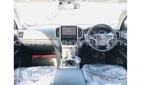 Buy Import Toyota Land Cruiser White Car in Import - Dubai in Central Kenya Buy Import Toyota Land Cruiser White Car in Import - Dubai in Central Kenya