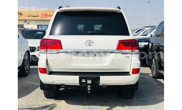 Buy Import Toyota Land Cruiser White Car in Import - Dubai in Central Kenya Buy Import Toyota Land Cruiser White Car in Import - Dubai in Central Kenya