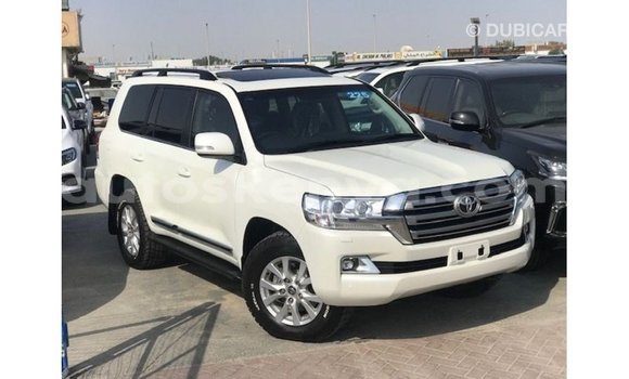 Buy Import Toyota Land Cruiser White Car in Import - Dubai in Central Kenya Buy Import Toyota Land Cruiser White Car in Import - Dubai in Central Kenya