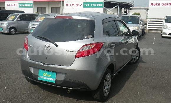 Oofamaa Mazda Mazda 2 Silver Makiinaa iti Mombasa keessatti Coastal Kenya keessatti