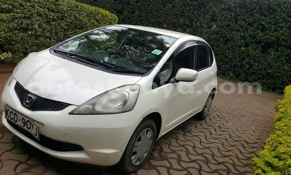 Oofamaa Honda Fit White Makiinaa iti Nairobi keessatti Nairobi keessatti