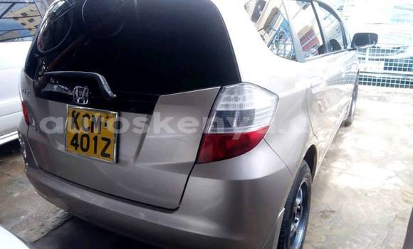 Oofamaa Honda Fit Silver Makiinaa iti Nairobi keessatti Nairobi keessatti