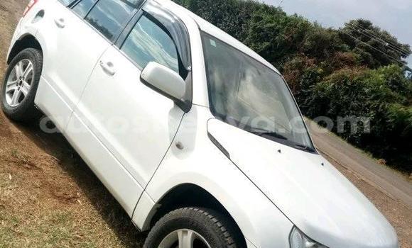 Oofamaa Suzuki Escudo White Makiinaa iti Nairobi keessatti Nairobi keessatti
