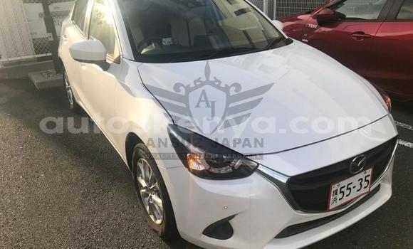 Oofamaa Mazda Mazda 2 White Makiinaa iti Mombasa keessatti Coastal Kenya keessatti