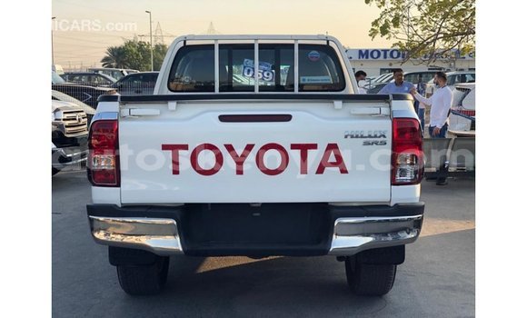 Imported Toyota Hilux White Makiinaa iti Import - Dubai keessatti Central Kenya keessatti Imported Toyota Hilux White Makiinaa iti Import - Dubai keessatti Central Kenya keessatti