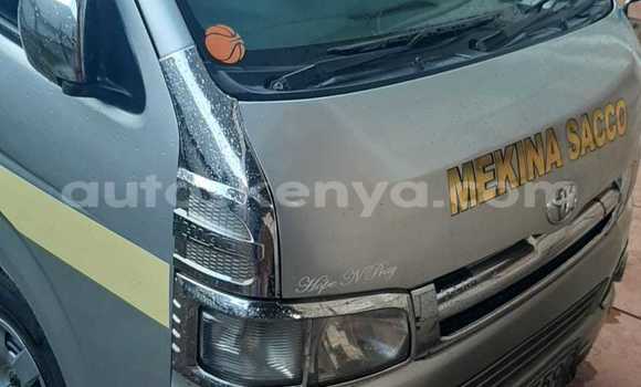 Oofamaa Toyota Hiace Silver Makiinaa iti Meru keessatti East Kenya keessatti