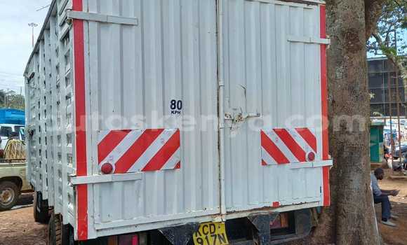 Oofamaa Isuzu N–serie White Netiree iti Meru keessatti East Kenya keessatti Oofamaa Isuzu N–serie White Netiree iti Meru keessatti East Kenya keessatti