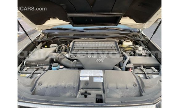 Buy Import Toyota Land Cruiser White Car in Import - Dubai in Central Kenya Buy Import Toyota Land Cruiser White Car in Import - Dubai in Central Kenya