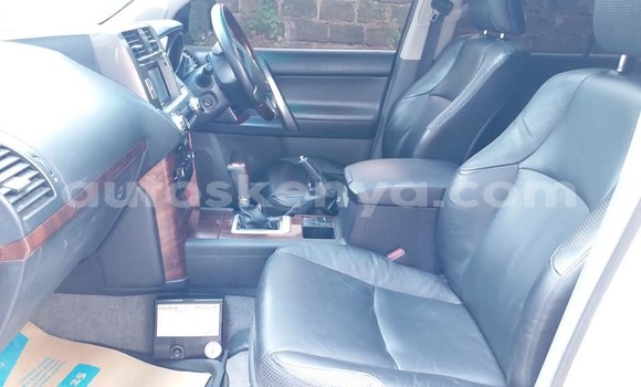 Oofamaa Toyota Land Cruiser Prado White Makiinaa iti Nairobi keessatti Nairobi keessatti Oofamaa Toyota Land Cruiser Prado White Makiinaa iti Nairobi keessatti Nairobi keessatti