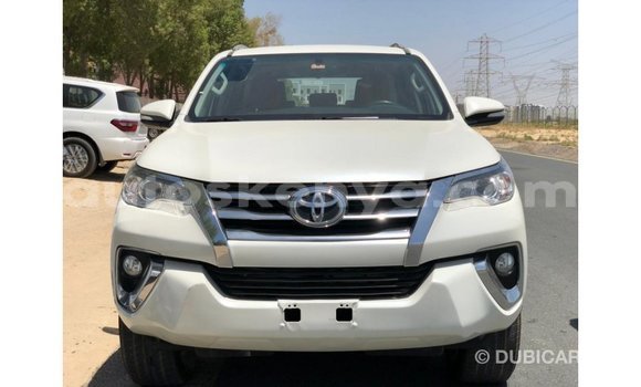 Nunua Imported Toyota Fortuner Nyeupe Gari ndani ya Import - Dubai nchini Kati Kenya Nunua Imported Toyota Fortuner Nyeupe Gari ndani ya Import - Dubai nchini Kati Kenya