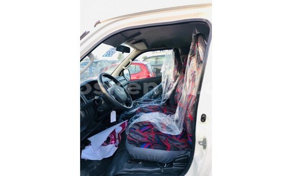 Buy Import Toyota Hiace White Car in Import - Dubai in Central Kenya Buy Import Toyota Hiace White Car in Import - Dubai in Central Kenya