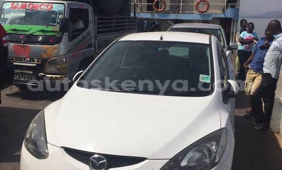 Oofamaa Mazda Demio White Makiinaa iti Nairobi keessatti Nairobi keessatti