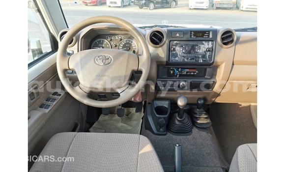 Buy Import Toyota Land Cruiser White Car in Import - Dubai in Central Kenya Buy Import Toyota Land Cruiser White Car in Import - Dubai in Central Kenya