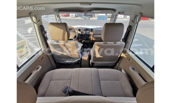 Buy Import Toyota Land Cruiser White Car in Import - Dubai in Central Kenya Buy Import Toyota Land Cruiser White Car in Import - Dubai in Central Kenya