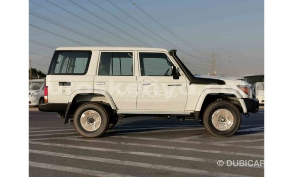 Nunua Imported Toyota Land Cruiser Nyeupe Gari ndani ya Import - Dubai nchini Kati Kenya Nunua Imported Toyota Land Cruiser Nyeupe Gari ndani ya Import - Dubai nchini Kati Kenya