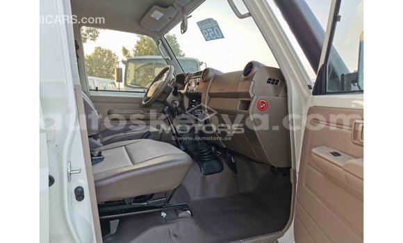 Nunua Imported Toyota Land Cruiser Nyeupe Gari ndani ya Import - Dubai nchini Kati Kenya Nunua Imported Toyota Land Cruiser Nyeupe Gari ndani ya Import - Dubai nchini Kati Kenya