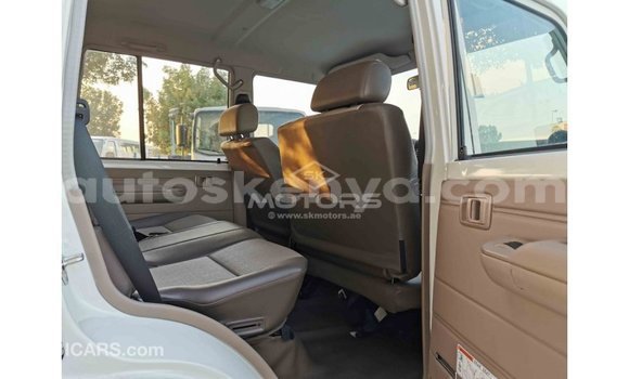 Nunua Imported Toyota Land Cruiser Nyeupe Gari ndani ya Import - Dubai nchini Kati Kenya Nunua Imported Toyota Land Cruiser Nyeupe Gari ndani ya Import - Dubai nchini Kati Kenya