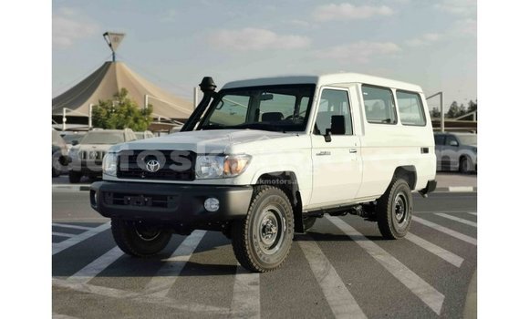 Nunua Imported Toyota Land Cruiser Nyeupe Gari ndani ya Import - Dubai nchini Kati Kenya Nunua Imported Toyota Land Cruiser Nyeupe Gari ndani ya Import - Dubai nchini Kati Kenya