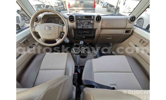 Nunua Imported Toyota Land Cruiser Nyeupe Gari ndani ya Import - Dubai nchini Kati Kenya Nunua Imported Toyota Land Cruiser Nyeupe Gari ndani ya Import - Dubai nchini Kati Kenya
