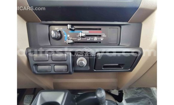 Nunua Imported Toyota Land Cruiser Nyeupe Gari ndani ya Import - Dubai nchini Kati Kenya Nunua Imported Toyota Land Cruiser Nyeupe Gari ndani ya Import - Dubai nchini Kati Kenya