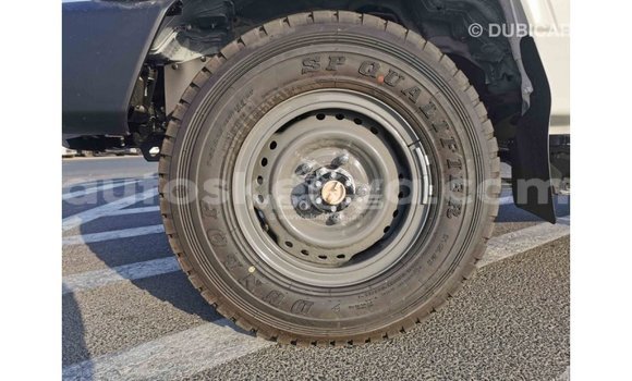 Nunua Imported Toyota Land Cruiser Nyeupe Gari ndani ya Import - Dubai nchini Kati Kenya Nunua Imported Toyota Land Cruiser Nyeupe Gari ndani ya Import - Dubai nchini Kati Kenya