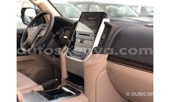 Buy Import Toyota Land Cruiser White Car in Import - Dubai in Central Kenya Buy Import Toyota Land Cruiser White Car in Import - Dubai in Central Kenya