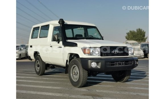 Imported Toyota Land Cruiser White Makiinaa iti Import - Dubai keessatti Central Kenya keessatti Imported Toyota Land Cruiser White Makiinaa iti Import - Dubai keessatti Central Kenya keessatti