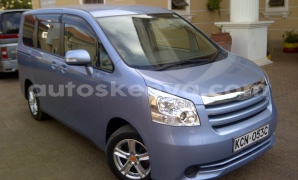 Oofamaa Toyota Voxy Blue Makiinaa iti Voi keessatti Coastal Kenya keessatti