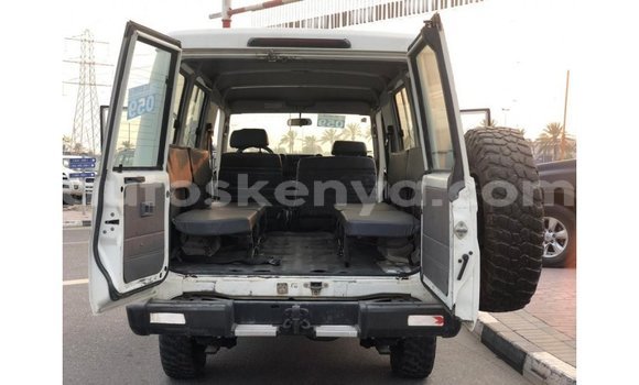 Nunua Imported Toyota Land Cruiser Nyeupe Gari ndani ya Import - Dubai nchini Kati Kenya Nunua Imported Toyota Land Cruiser Nyeupe Gari ndani ya Import - Dubai nchini Kati Kenya