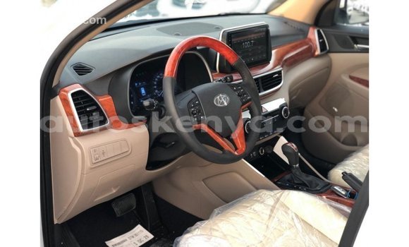 Imported Hyundai Tucson White Makiinaa iti Import - Dubai keessatti Central Kenya keessatti Imported Hyundai Tucson White Makiinaa iti Import - Dubai keessatti Central Kenya keessatti