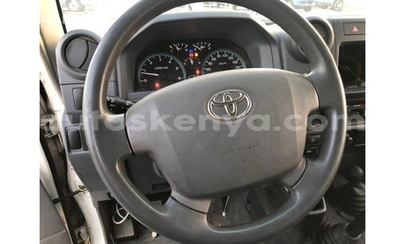 Nunua Imported Toyota Land Cruiser Nyeupe Gari ndani ya Import - Dubai nchini Kati Kenya Nunua Imported Toyota Land Cruiser Nyeupe Gari ndani ya Import - Dubai nchini Kati Kenya