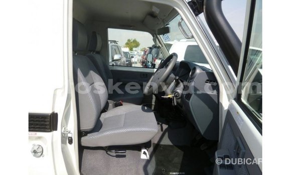 Nunua Imported Toyota Land Cruiser Nyeupe Gari ndani ya Import - Dubai nchini Kati Kenya Nunua Imported Toyota Land Cruiser Nyeupe Gari ndani ya Import - Dubai nchini Kati Kenya