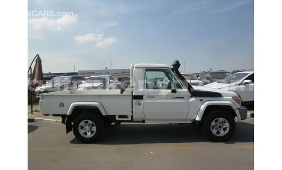 Nunua Imported Toyota Land Cruiser Nyeupe Gari ndani ya Import - Dubai nchini Kati Kenya Nunua Imported Toyota Land Cruiser Nyeupe Gari ndani ya Import - Dubai nchini Kati Kenya