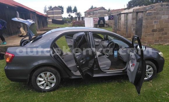 Oofamaa Toyota Axio Black Makiinaa iti Nairobi keessatti Nairobi keessatti