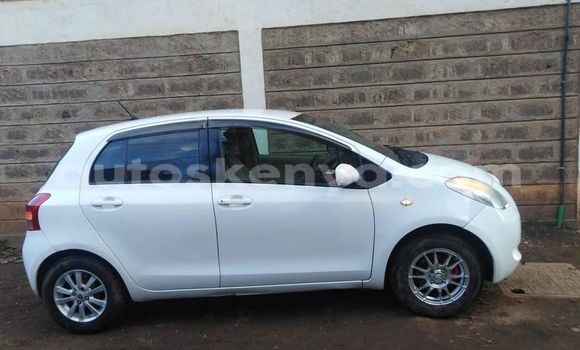 Oofamaa Toyota Yaris White Makiinaa iti Nairobi keessatti Nairobi keessatti