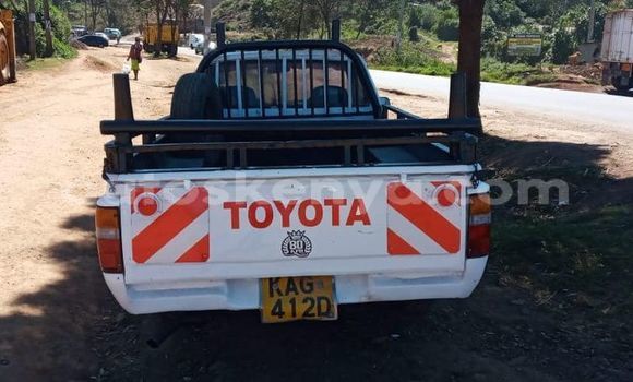 Oofamaa Toyota Pickup White Makiinaa iti Nairobi keessatti Nairobi keessatti Oofamaa Toyota Pickup White Makiinaa iti Nairobi keessatti Nairobi keessatti